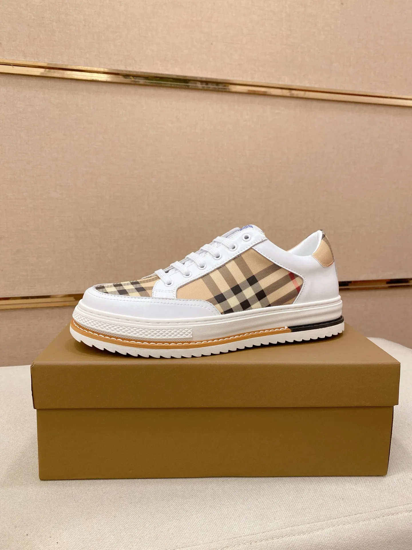 Men's shoes 💰: 420💰🇮🇹🇮🇹BURBERRY's top purchasing agents are available simultaneously at the counter. 🔍🔍On sale at the same time. Positive code number: 38-44 Italian imported first-layer cowhide with fabric. Fully imported sheepskin lining, sole: the original sole is specially provided by the original factory, the exclusive movable molded sole is super comfortable, the original factory follows the order, 🔍🔍high quality, you can go in and out of the counter at will, welcome to compare. Can be customized. 45 non-refundable